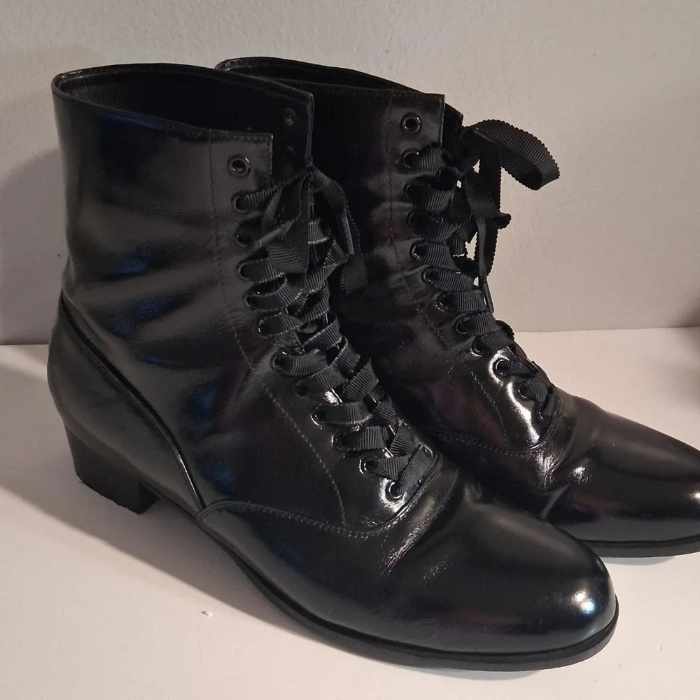 Womens amazing black leather lace up ankle boots with a 1.5